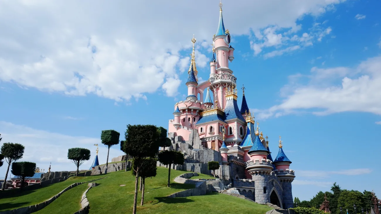 Flexible car rental options near Disneyland Paris for extended stays